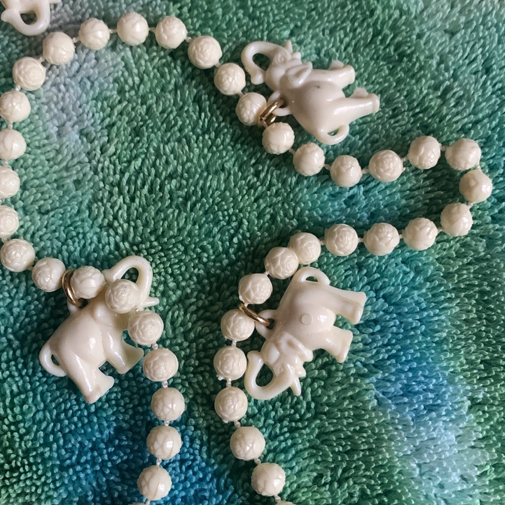 Vintage Plastic 1960s Elephant Charms With Rose Shaped Beaded Chain 2 Ft Long 60$